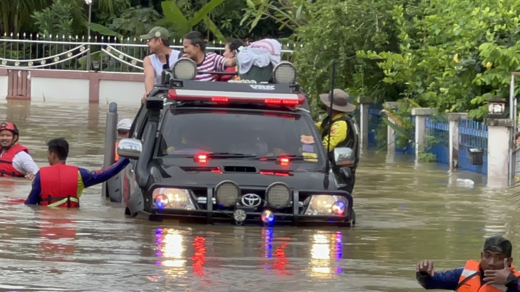 มูลนิธิร่วมกตัญญูฯสุรินทร์ลงพื้นที่ช่วยเหลือชาวอำเภอสังขะหลังถูกน้ำท่วมหนักจากพายุ "โนรู" 