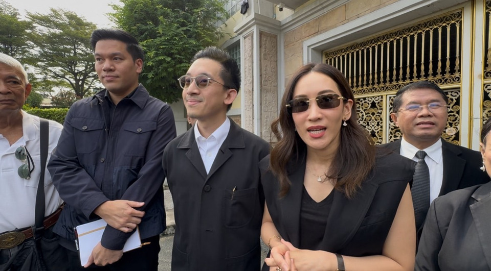 "เอม พินทองทา" พร้อมสามี เยี่ยม "ทักษิณ "เผยสุขภาพดีขึ้นหลังเรียนโยคะผู้สูงอายุ ฝากห่วงใยคนไทยน้ำท่วม