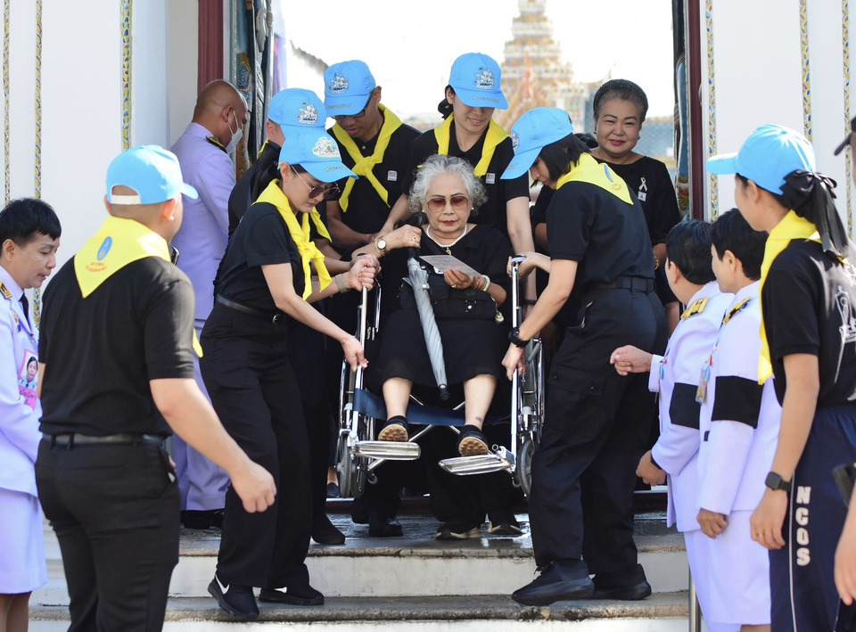 “พสกนิกร”หลั่งไหลสักการะพระบรมศพ “พระพันปีหลวง” วานนี้ 6,200 คน ยอดสะสม 192,724 คน แจง 5 ธ.ค. ปิดจุดคัดกรอง 13.00 น.