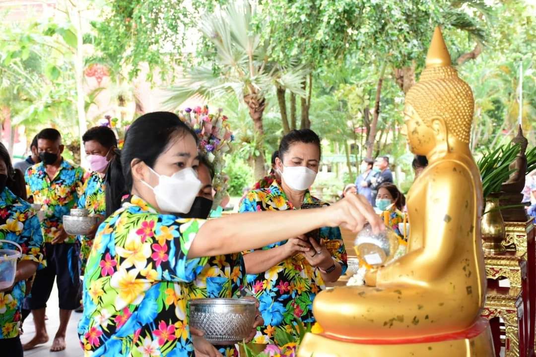 นายอำเภอนิคมพัฒนา ระยอง ร่วมงานทำบุญเนื่องในวันสงกรานต์