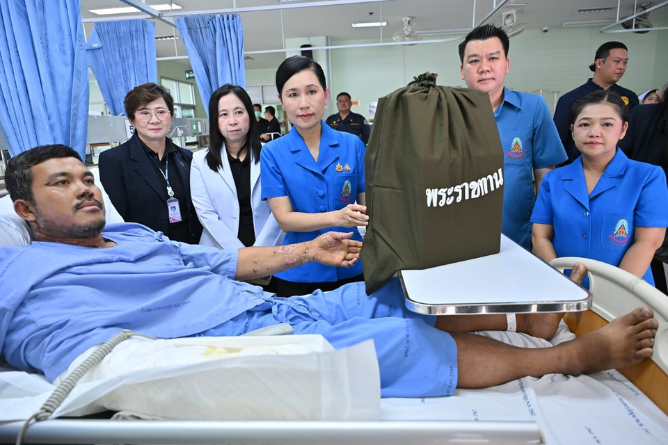ผู้ว่าฯ นครปฐม มอบถุงพระราชทาน ช่วยผู้ประสบอัคคีภัย อ.เมืองนครปฐม