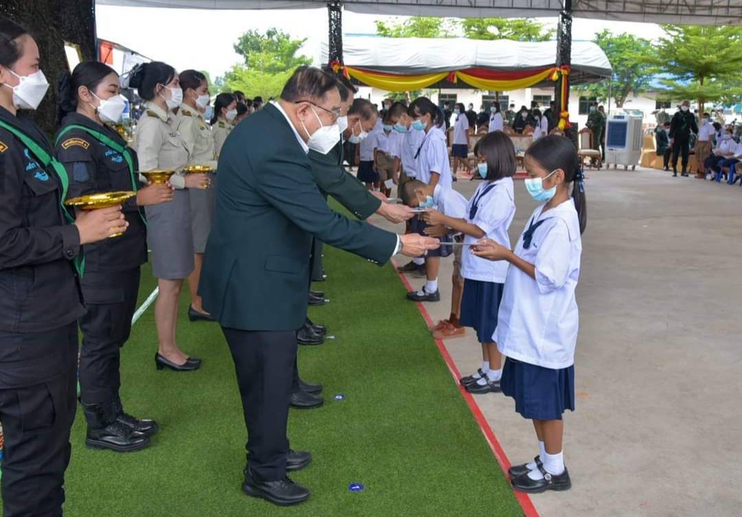 'บิ๊กป้อม'มอบทุนการศึกษาบุตร-ธิดา  จนท.อนุรักษ์ป่าไม้พื้นที่ป่ารอยต่อ 5 จังหวัด    
