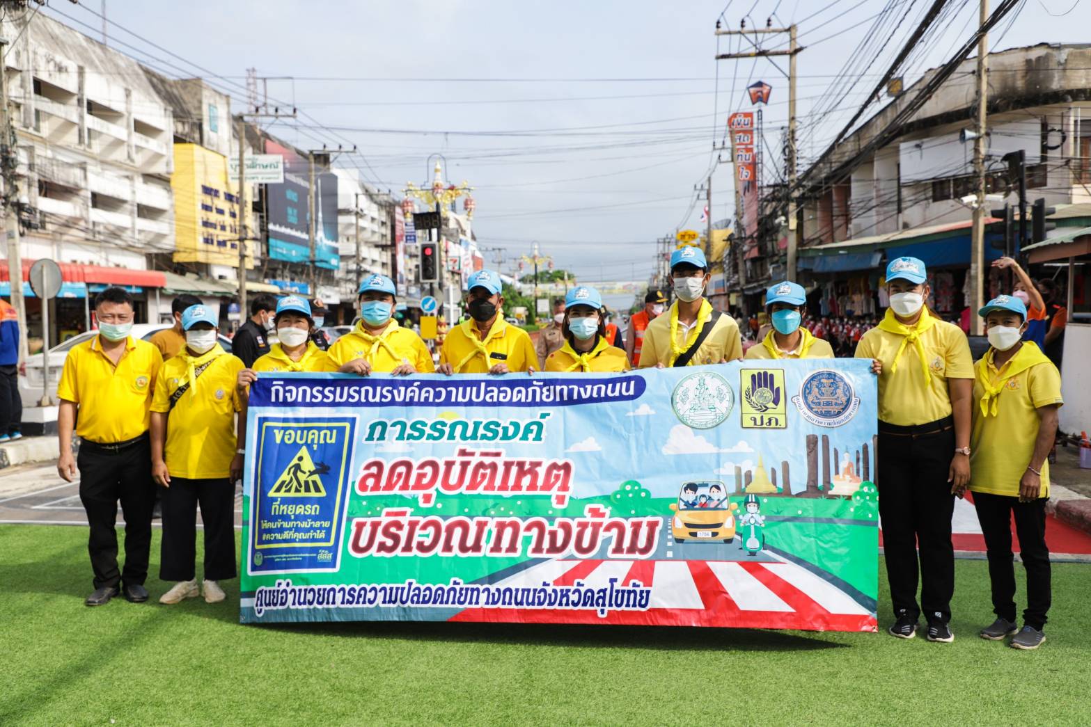 จ.สุโขทัย ทาสีทางม้าลาย-ตีเส้นจราจรถนน รณรงค์ลดอุบัติเหตุทางถนน