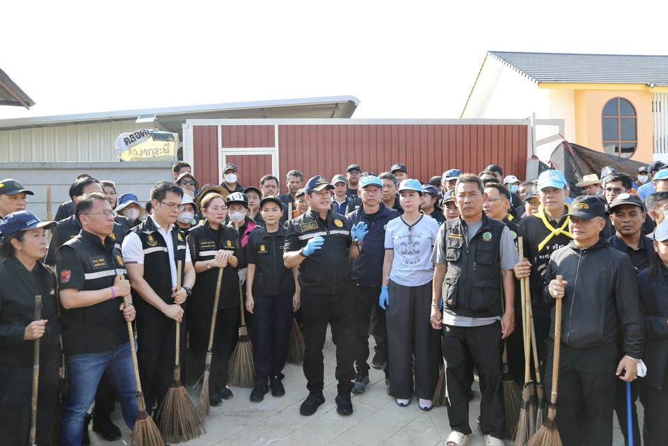 4 กระทรวงผนึกกำลัง! "สกร.จิตอาสาฯ" 300 ชีวิต สู้ศึกน้ำท่วมหาดใหญ่ Kick Off ล้างเมืองกู้สถานศึกษาให้กลับมาเรียนด่วนที่สุด