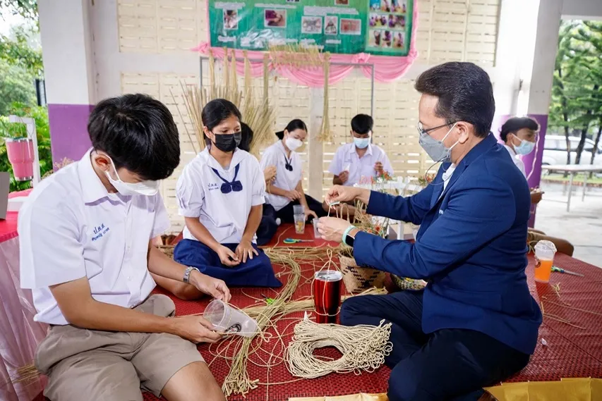 นายตรีเทพและโครงการหูหิ้วถ้วยกาแฟ เส้นกกสายใยรักษ์โลก โรงเรียนวัดประดู่หอม (สุขประชาสรรค์) จ.พัทลุง