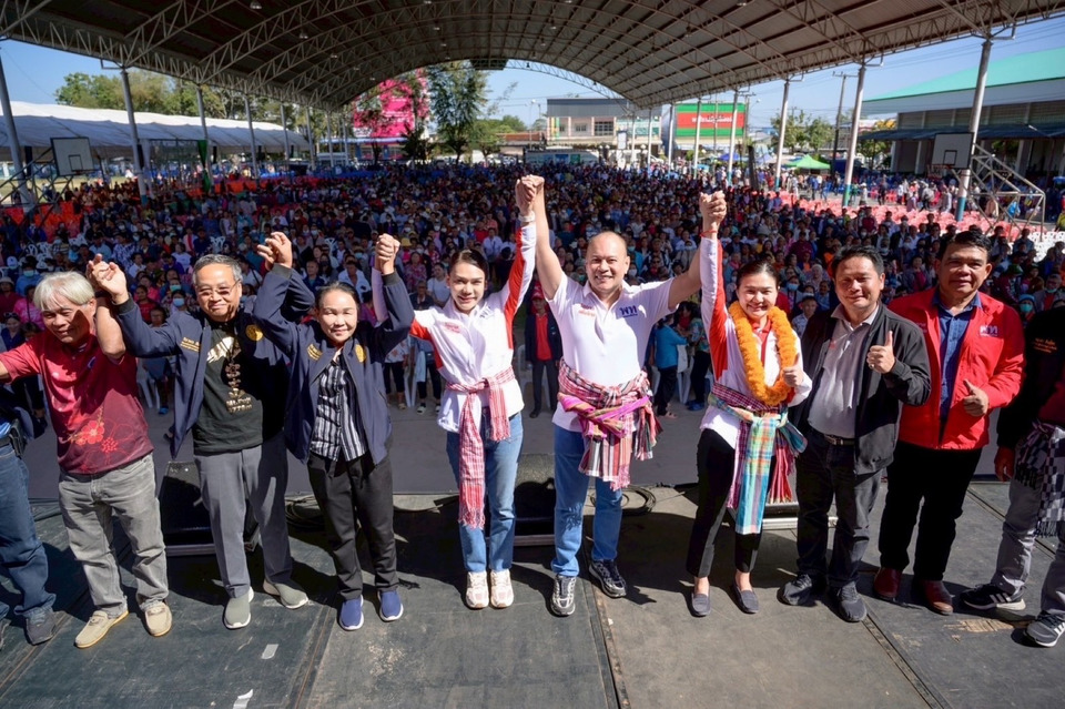 คนร้อยเอ็ดร่วมเวทีเพื่อไทยคึกคัก “ณัฐวุฒิ” ปลุกสู้ระบบน้ำเงินกินรวบ หนุน “จิราพร–ชญาภา” ชิงเสียงเลือกตั้ง