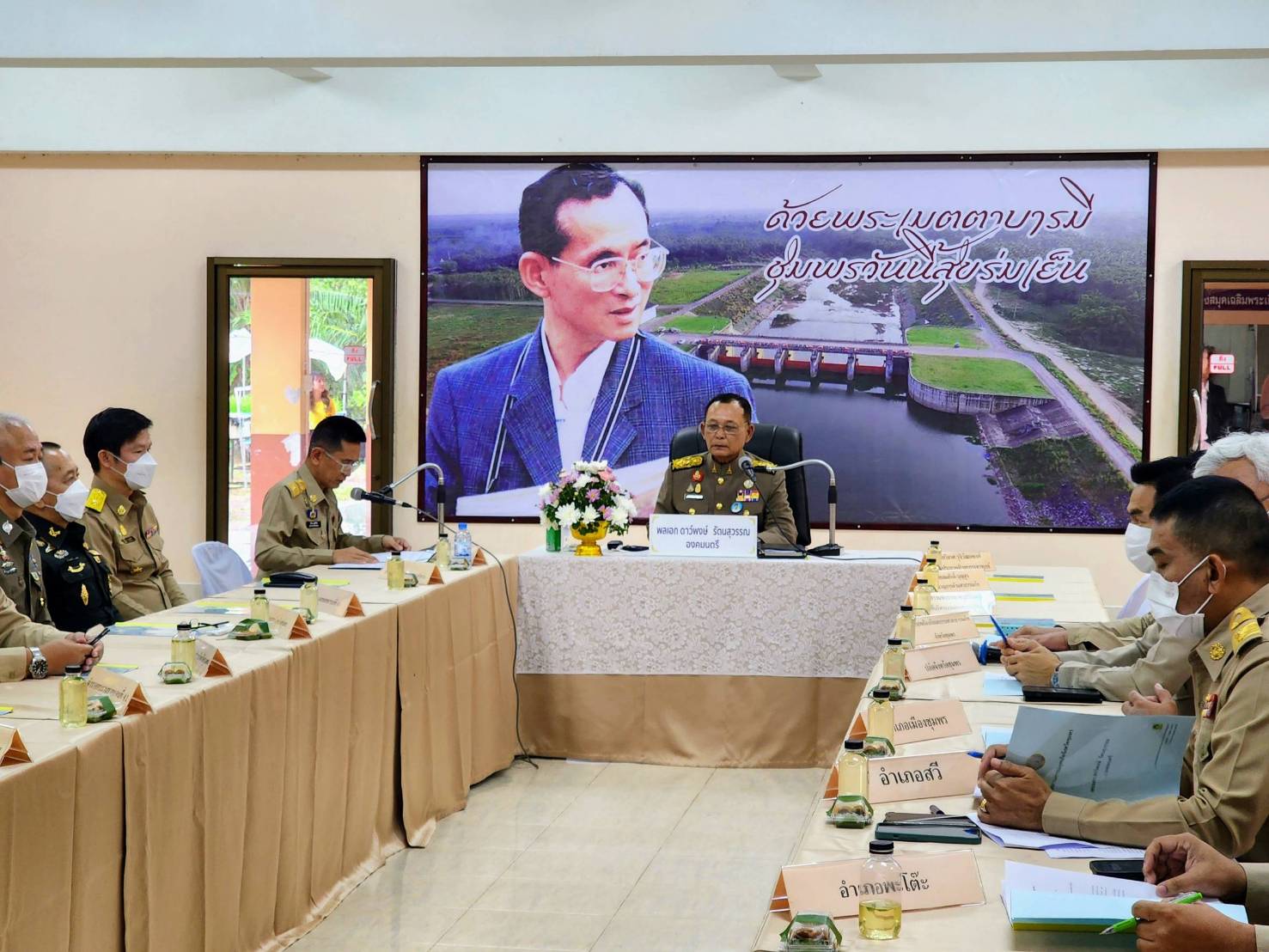 ในหลวงพระราชทานถุงพระราชทานและเครื่องอุปโภคบริโภคมอบแก่ราษฎรที่ประสบอุทกภัยในพื้นที่จังหวัดชุมพร 