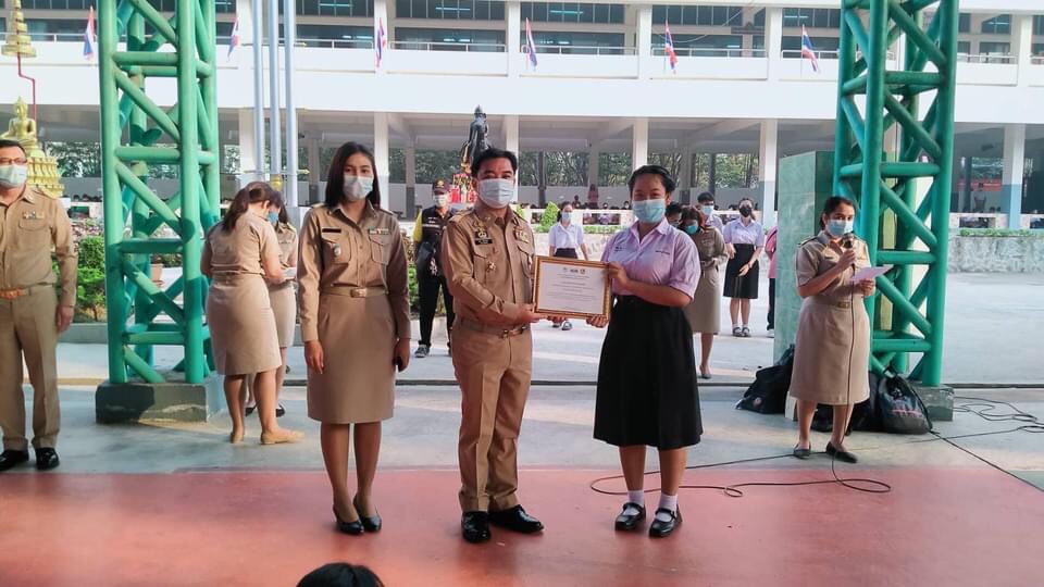 "นายอำเภอโพธิ์ทอง" มอบประกาศนียบัตรนักเรียนชนะเลิศประกวดเรียงความกองทุนออมแห่งชาติ