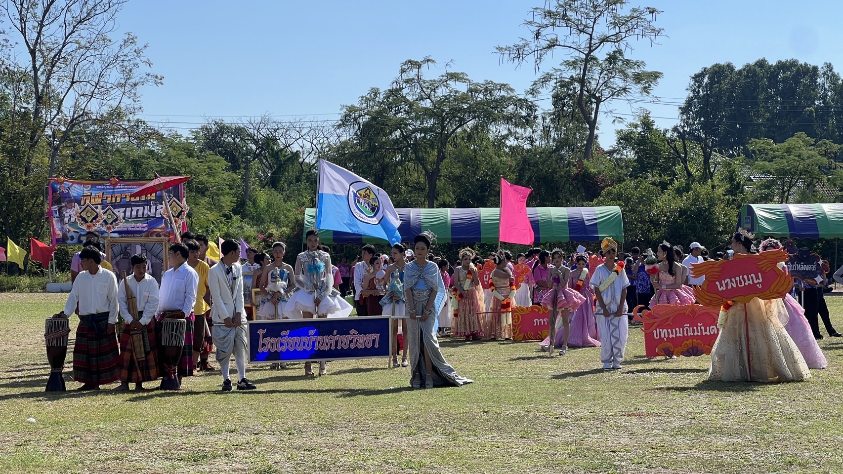 ชัยภูมิ สีสันงานกีฬาสีโรงเรียนบ้านค่าย ม่วนกรุ๊ปทั้งนักเรียนทั้งน้องช้าง โชว์เต้นโชว์ลีลาเตะฟุตบอล 