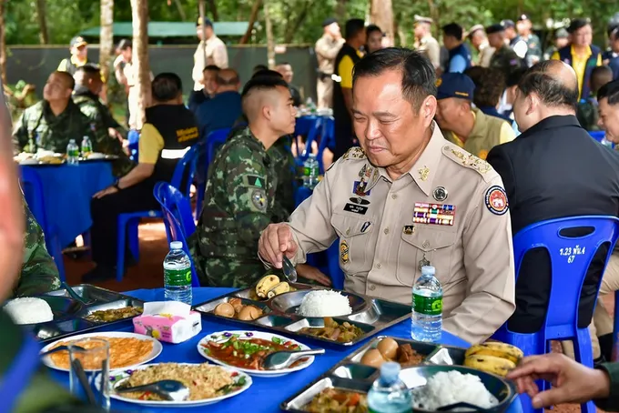 เปิดเมนู “นายกฯหนู” ร่วมกินข้าวกลางวันกับกำลังพล พูดคุยอบอุ่น ยันดูแลกองทัพอย่างดีที่สุด