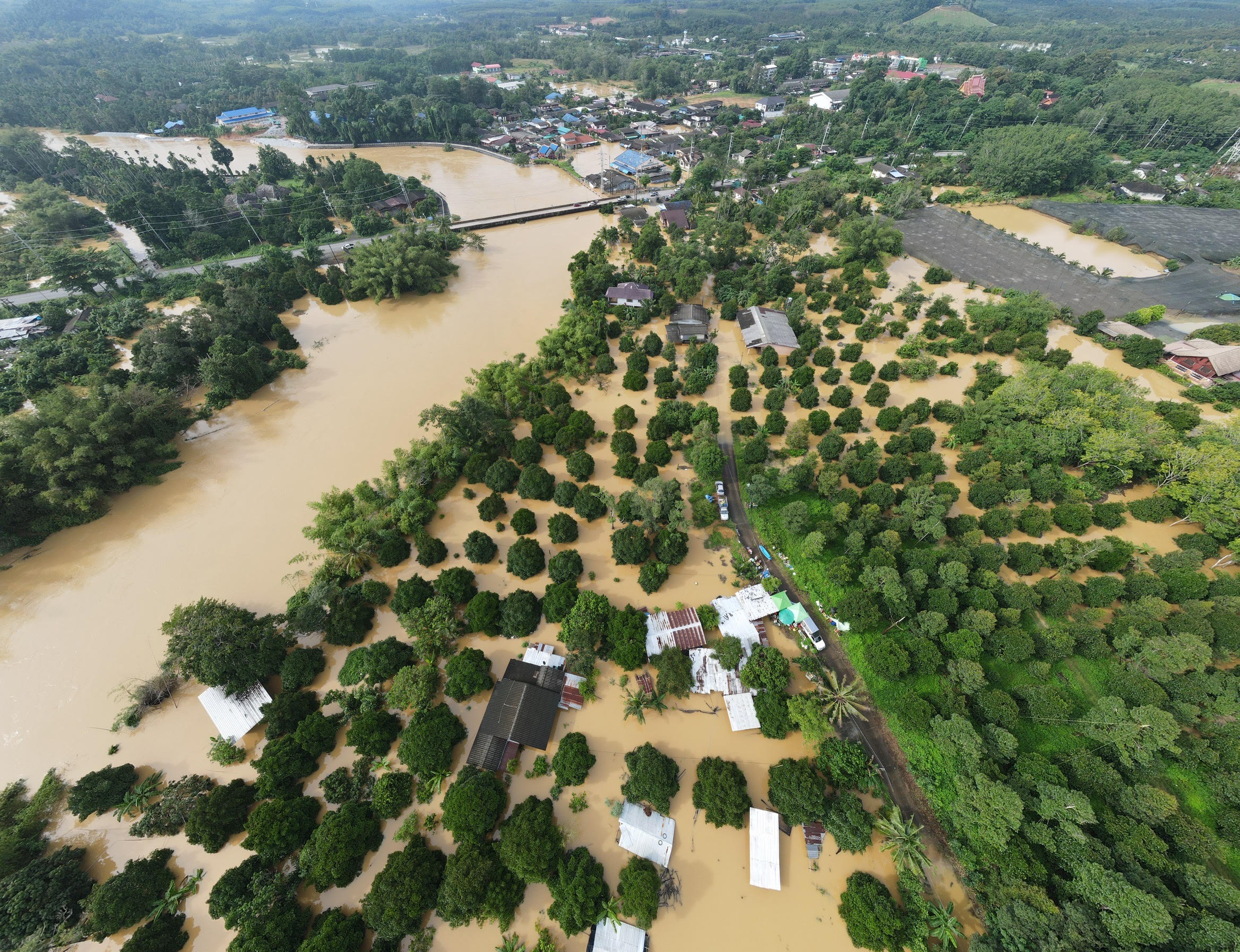 เทศบาลตำบลเขาสมิงน้ำยังสูงโรงเรียนหลายแห่งปิดชั่วคราว ชาวตราดน้ำใจล้นบริจาคอาหารช่วยพร้อมตั้งโรงทาน 