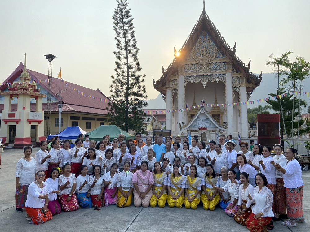 ชาวพุทธไทย-มาเลฯ แห่สรงน้ำ "หลวงพ่อแก่" ในวันสงกรานต์ นทท.เที่ยวหลีเป๊ะคึกคักยอดเต็มถึงสิ้นเดือน