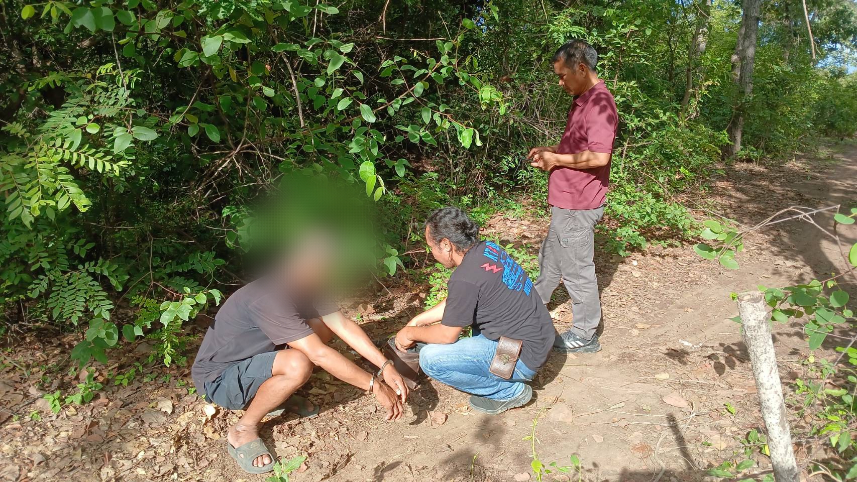 รวบลุงวัย 67 ใช้กระท่อมกลางป่าขายยาบ้า อ้างขายดีไม่ง้อทำเล