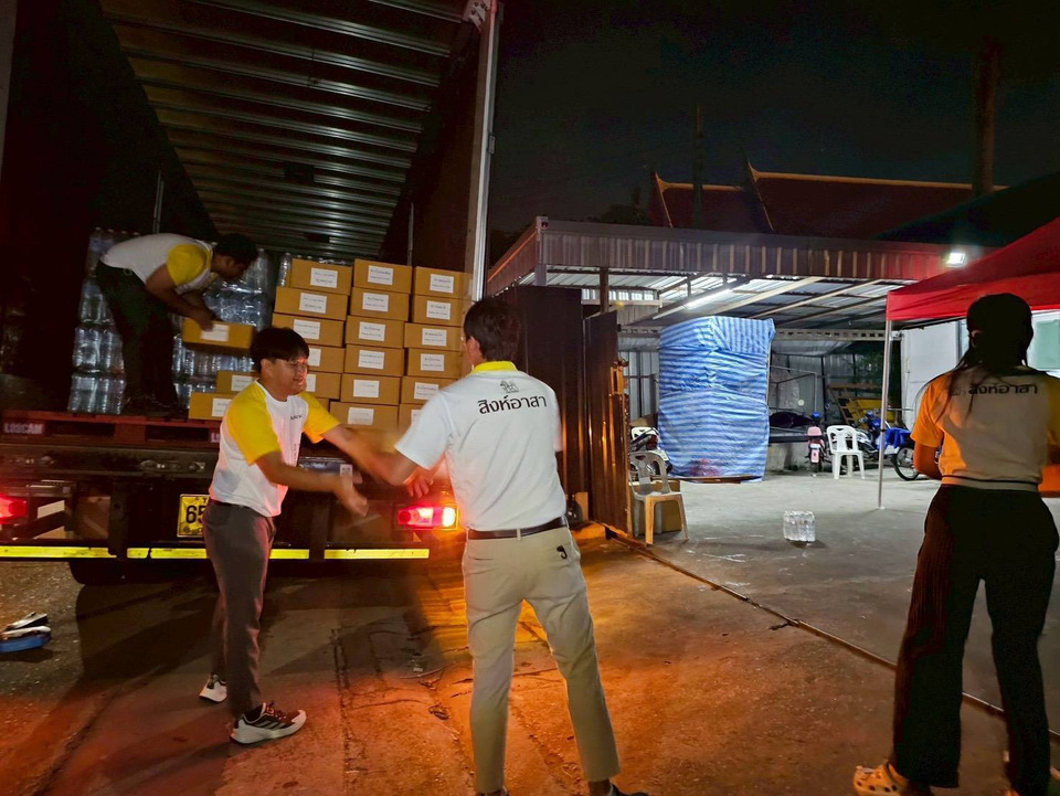 สิงห์อาสา ระดมรถ BevChain ลงใต้ เร่งขนส่งน้ำดื่ม–อาหาร ช่วยผู้ประสบภัยน้ำท่วมแบบเต็มกำลัง
