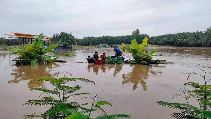  น้ำป่าห้าจังหวัดทะลักลงท่าตะเกียบชาวบ้าน 2 หมู่บ้านขนของหนีกระเจิง