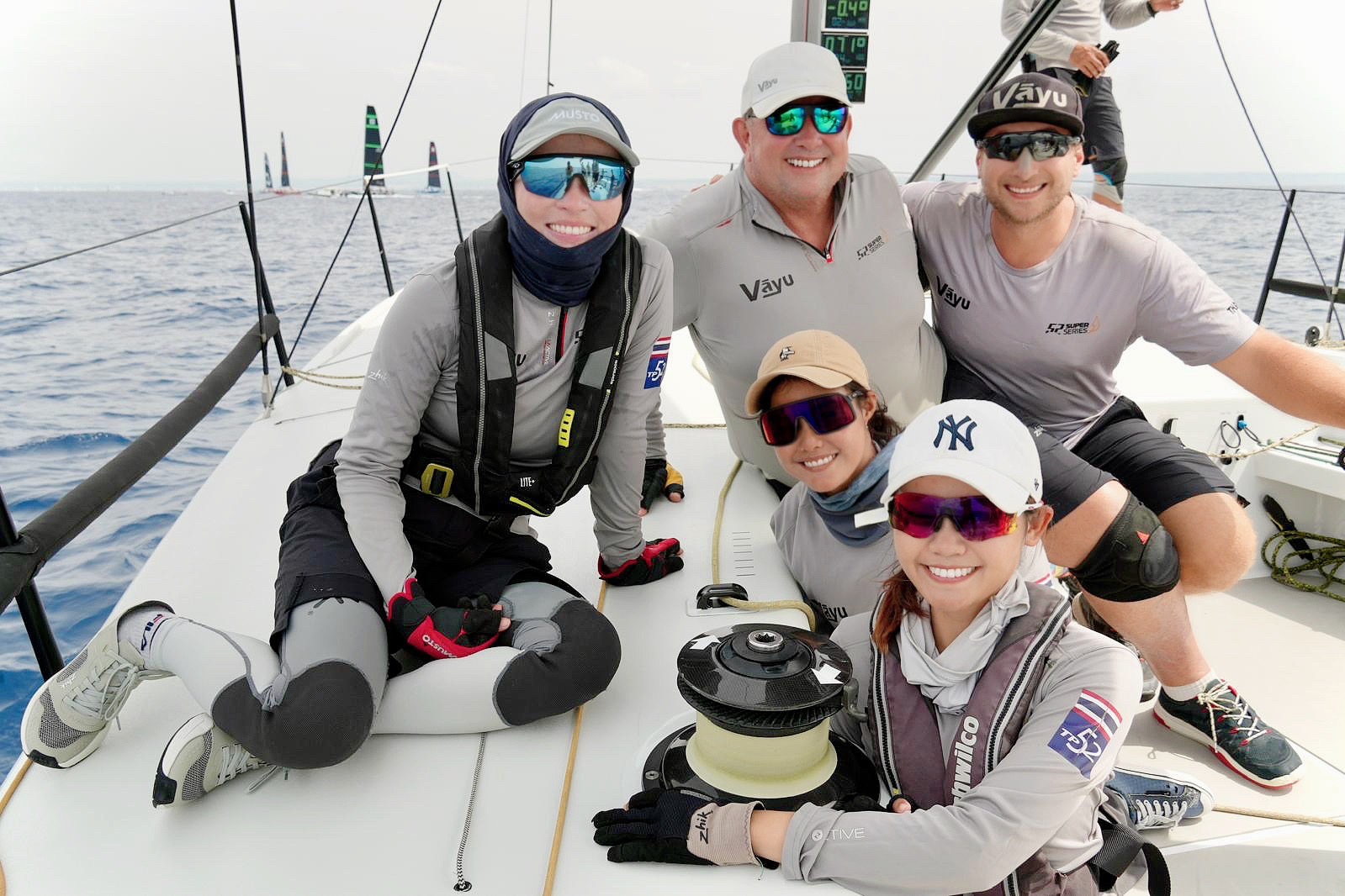 ทรงสู้ไม่ถอย! แม้อากาศไม่เป็นใจ "พระราชินี" ทรงร่วมแข่งขันเรือใบ  52 Super Series Sailing Week วันสุดท้าย "สู้ๆไม่เป็นไร เราต้องทำได้"