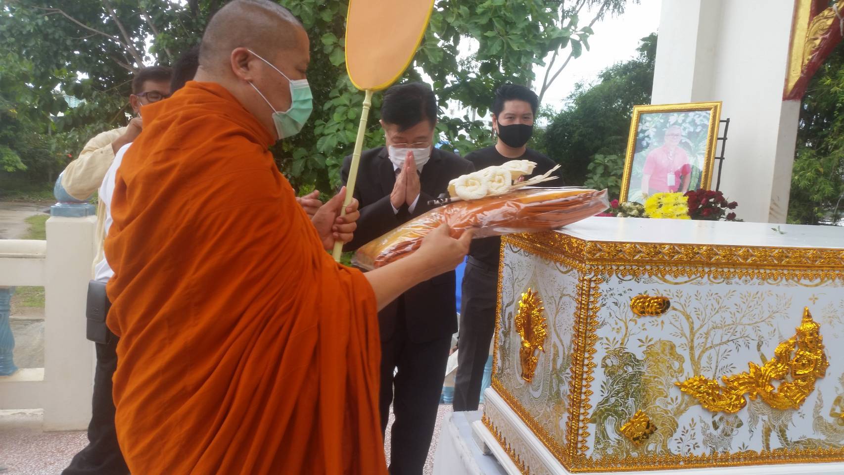 นายก.อบจ.ตาก ประธานทอดผ้าไตรเอกมหาบังสกุล "ประธานชุมชนตาลเดี่ยว" เทศบาลนครแม่สอด