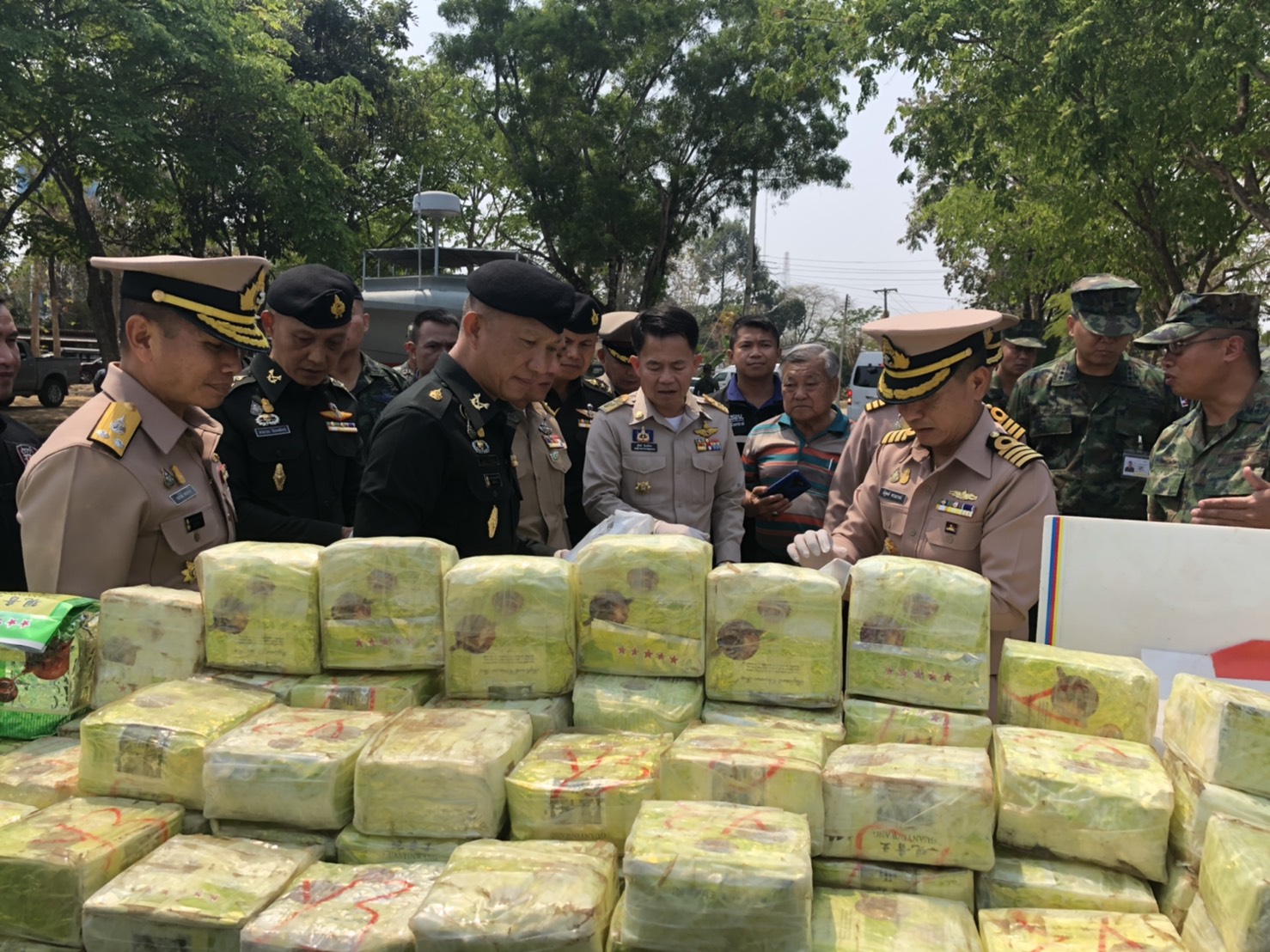 แม่ทัพภาค 2 แถลงร่วม นรข.ยึดยาไอซ์ล็อตใหญ่กว่าครึ่งตัน สั่งจับยาตาเข้มชายแดนอีสาน 