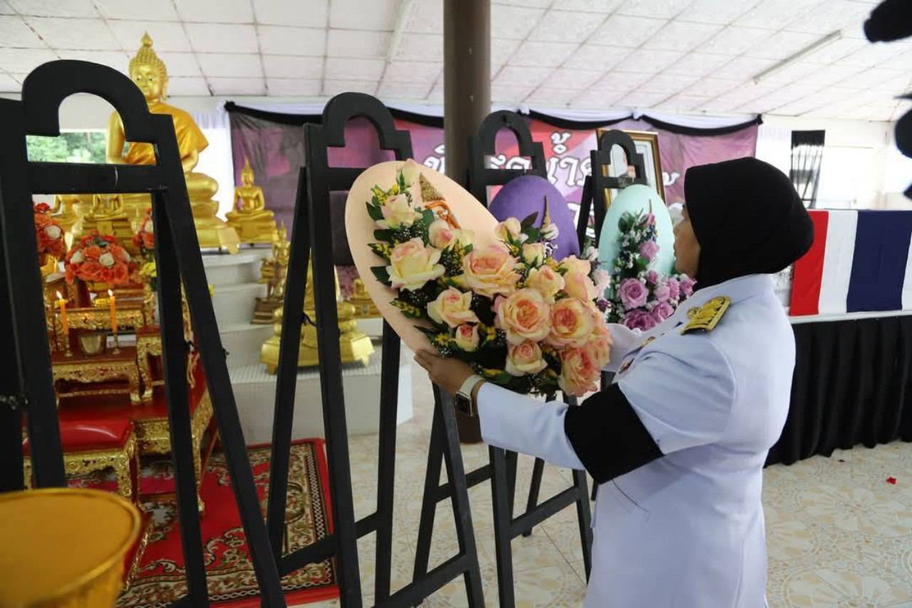 พระบาทสมเด็จพระเจ้าอยู่หัว พระราชทานพวงมาลาวางหน้าหีบศพอาสาสมัครทหารพราน เสียชีวิตจากปฏิบัติหน้าที่ที่จ.นราธิวาส