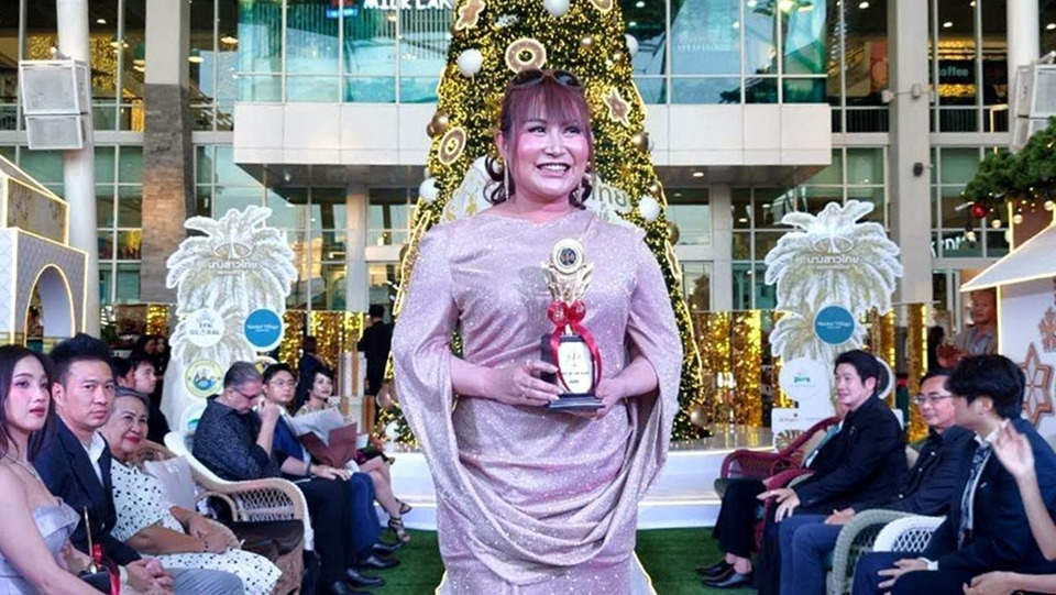 “ดร.สิริกร” นักธุรกิจดังประจวบฯ คว้ารางวัล Lady of the Year 2025 สาขาผู้มีส่วนร่วมช่วยเหลือสังคม