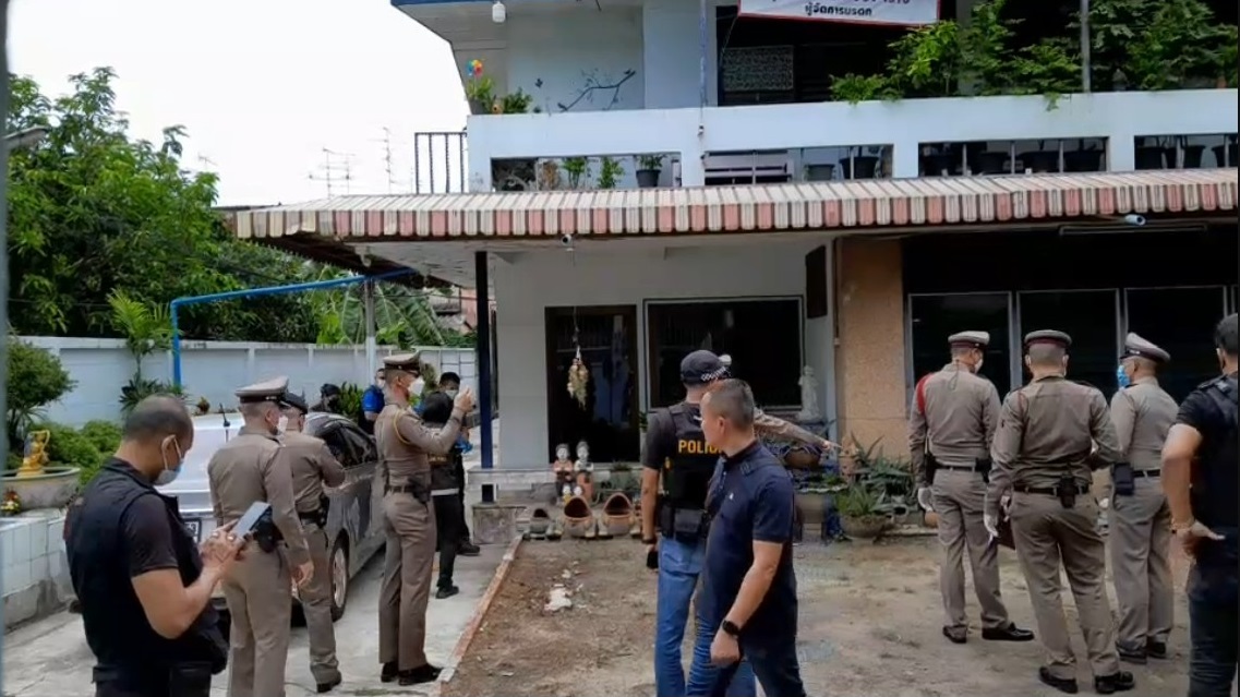 จนท.ปิดล้อมชายวัย​ 70  ขรก.เกษียณยิงหลานเขยวัย 50 ปี ดับคารถ หลังก่อเหตุหลบหนีเข้าบ้านพัก  คาดสาเหตุเรื่องมรดก