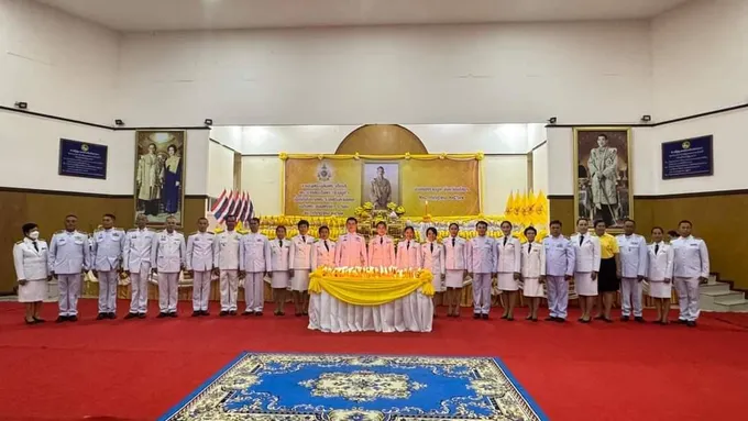 อำเภอทรายมูล"ยโสธร" จัดพิธีถวายเครื่องราชสักการะและวางพานพุ่มถวายพระพรชัยมงคลในหลวง