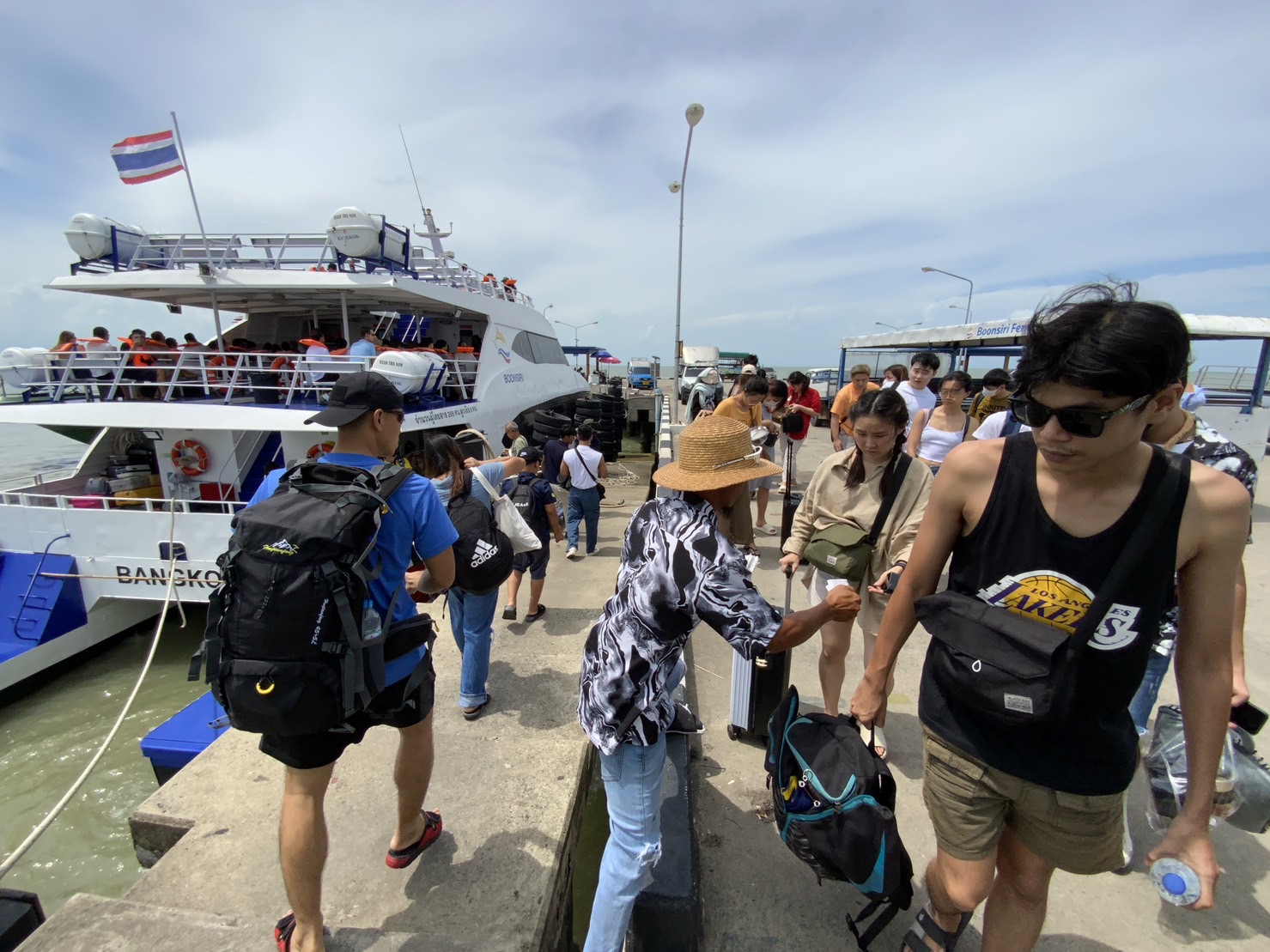 นทท.ทะลักเกาะกูด-เกาะช้างคาด 3 วันเกิน 3 หมื่นท่าเรือเกาะช้างเฟอร์รี่รถติดยาว 2 กม. 