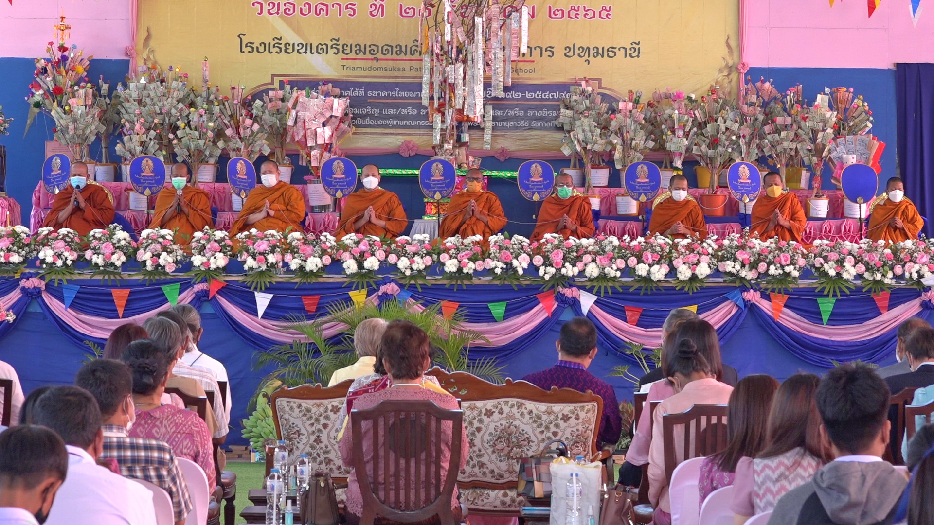 เตรียมอุดมฯปทุมธานีทอดผ้าป่าสามัคคีการศึกษาสร้างพระบรมราชานุสาวรีย์ ร.5