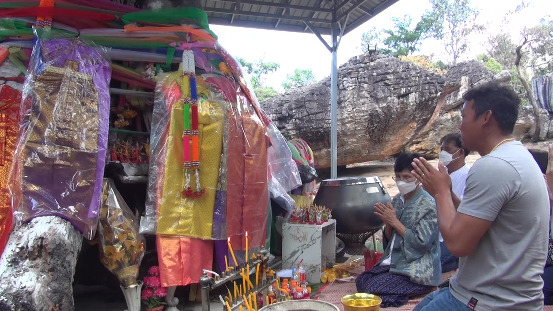 แห่เสี่ยงโชคเลขเด็ดเจ้าแม่ตะเคียนทองทิพย์แน่นวัดภูตะเภาทอง