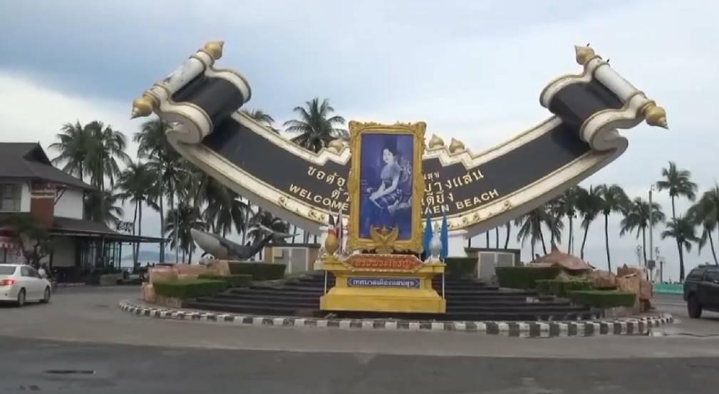 หาดบางแสนเปิดแล้ว หลังแม่ค้าฉีดวัคซีน 100 % แต่ยังคุมเข้มมาตรการควบคุมโรค ห้ามดื่มเครื่องดื่มแอลกอฮอล์ 
