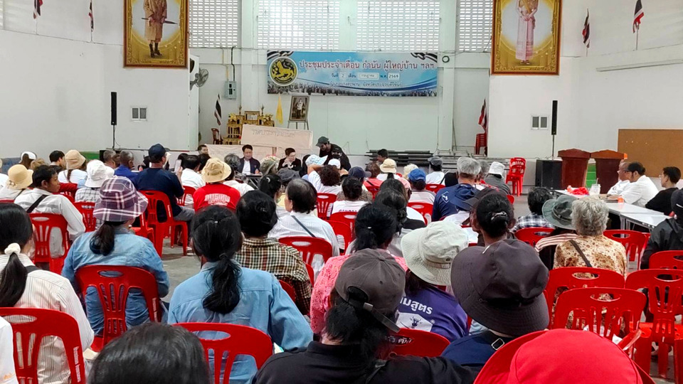 ม็อบชาวสวนมะพร้าวเกือบ 400 คนบุกหอประชุมบางสะพาน จี้รัฐแก้ราคาตกต่ำ