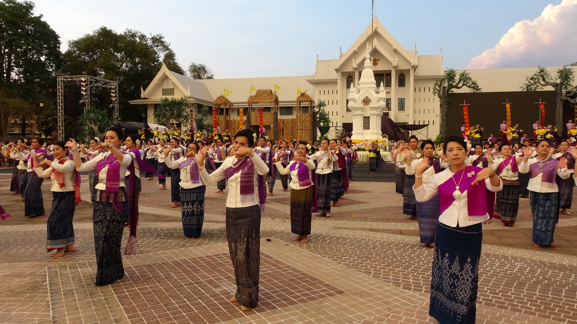ชาวหนองคายกว่า 1300 คนร่วมรำบายศรีเมือ ในงานฉลองอนุสาวรีย์ปราบฮ่อ ใต้ร่มพระบารมี 194 ปี เมืองหนองคาย