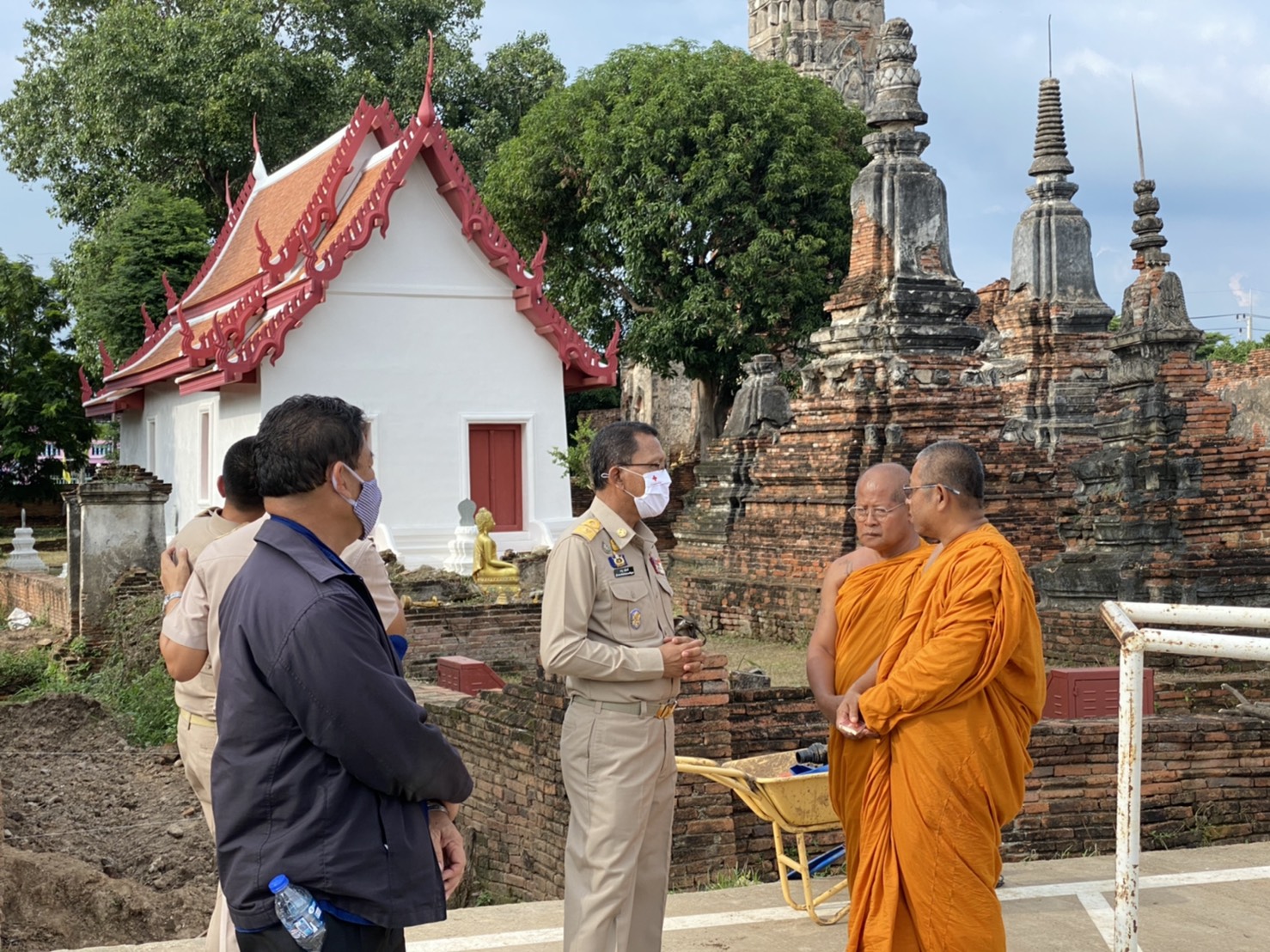      พ่อเมืองกรุงเก่า ลงพื้นที่ตรวจสอบพื้นที่ก่อสร้างระบบป้องกันน้ำท่วมหน้าวัดเชิงท่าพบวัตถุโบราณ 