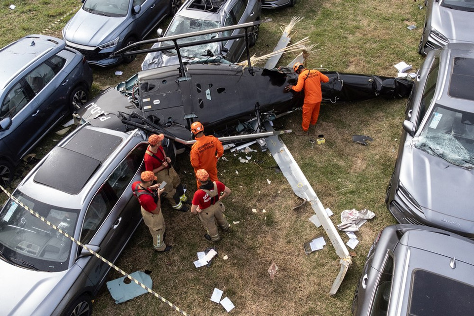 สลด! เฮลิคอปเตอร์ 2 ลำชนกันร่วงไฟลุกท่วม ดับยกลำ 6 ศพ เหนือริโอ เดอ จาเนโร พบชื่อ “โอลิเวอร์ ทรี” ศิลปินดังอเมริกันในบัญชีผู้โดยสาร