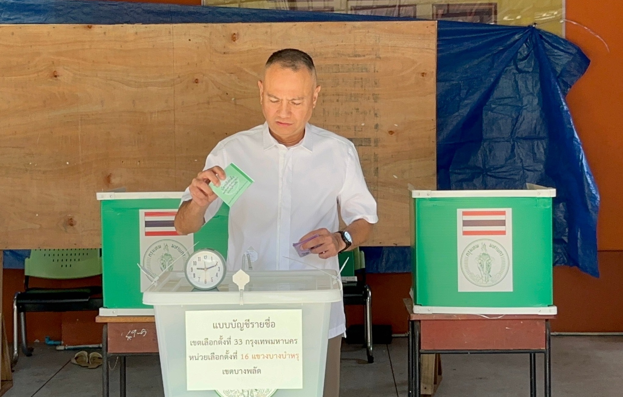 "ผอ.ศลต. ตร."เดินทางไปย่อนบัตรใช้สิทธิเขตเลือกตั้งที่ 33 หน่วยเลือกตั้งที่ 16 แขวงบางบำหรุ เขตบางพลัด