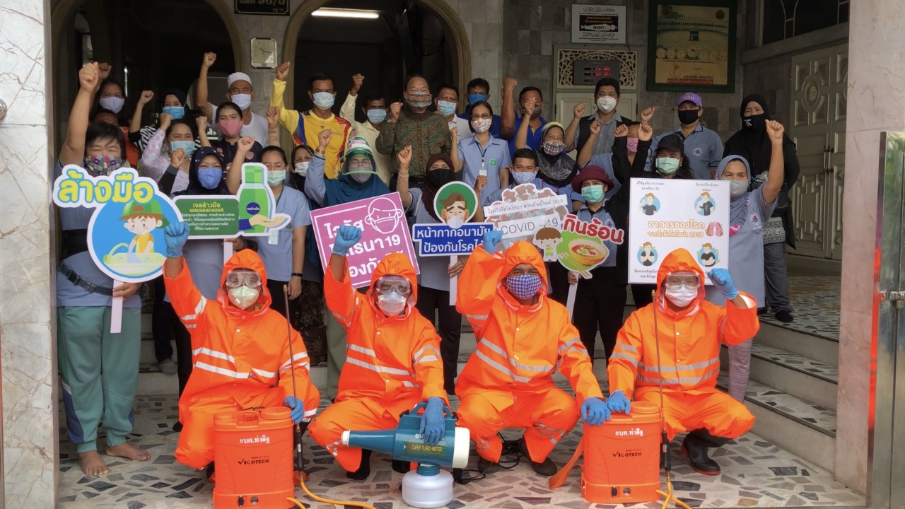 นายกเล็กท่าอิฐ นำทีมข้าราชการ​ กำนัน- ผญบ.ปรบมือให้กำลังใจทีมแพทย์ พร้อมมอบหน้ากากอนามัยให้ ปชช.กว่า15,000ชุด      