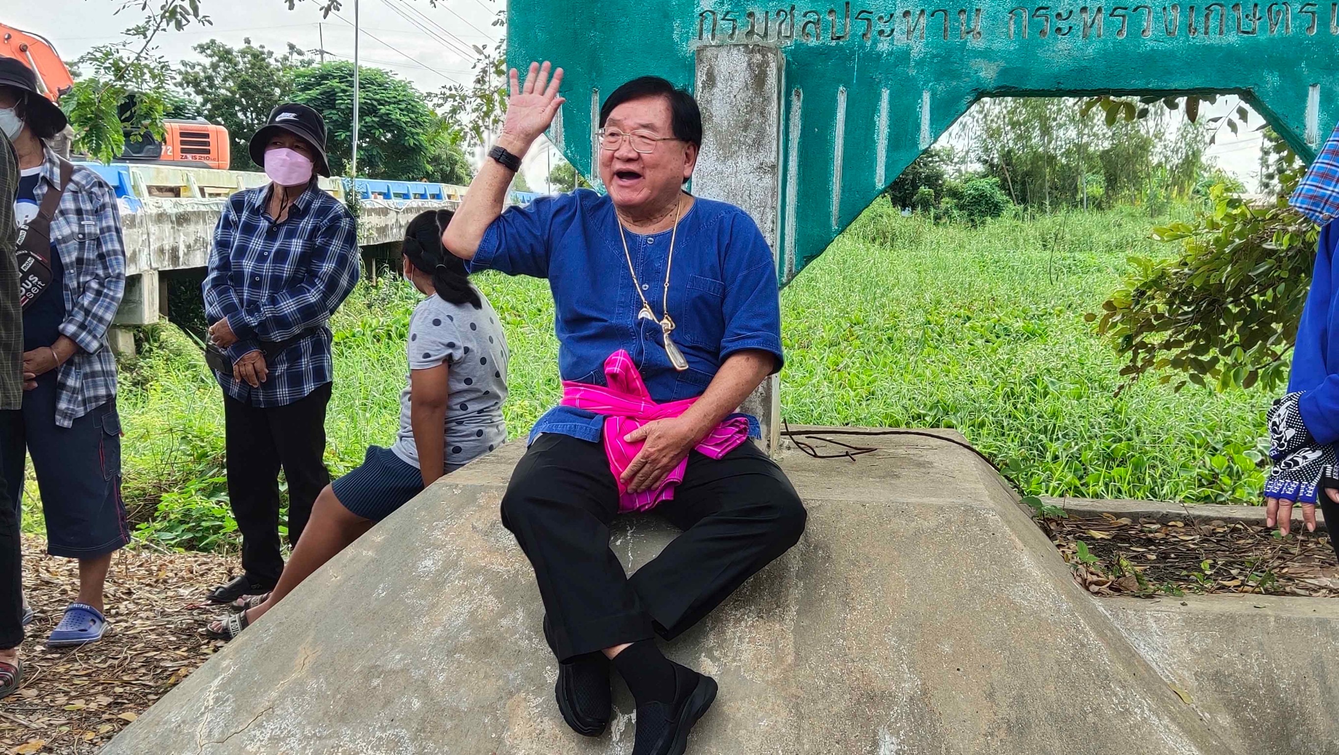 สุพรรณบุรี รมช.ประภัตร ลงพื้นที่แก้ปัญหาผักตบชวา ทหารนำกำลังช่วยป้องน้ำท่าจีนท่วมวัดดัง