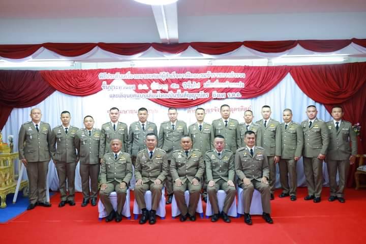 ผู้การตำรวจอุตรดิตถ์ประดับเครื่องหมายผู้สำเร็จหลักสูตรข้าราชการตำรวจยศดาบตำรวจอายุ 53 ปีขึ้นไป