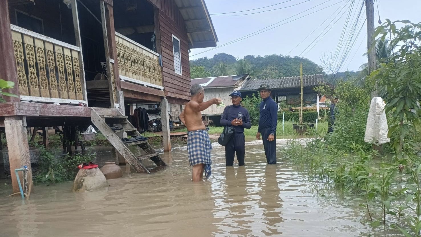 สตูล...ฝนถล่มท่วมแล้ว  ผู้ว่าฯเตือนภัยเฝ้าระวังสถานการณ์น้ำท่วมฉับพลันน้ำป่าไหลหลากไปจนถึงวันที่18 กันยายนนี้