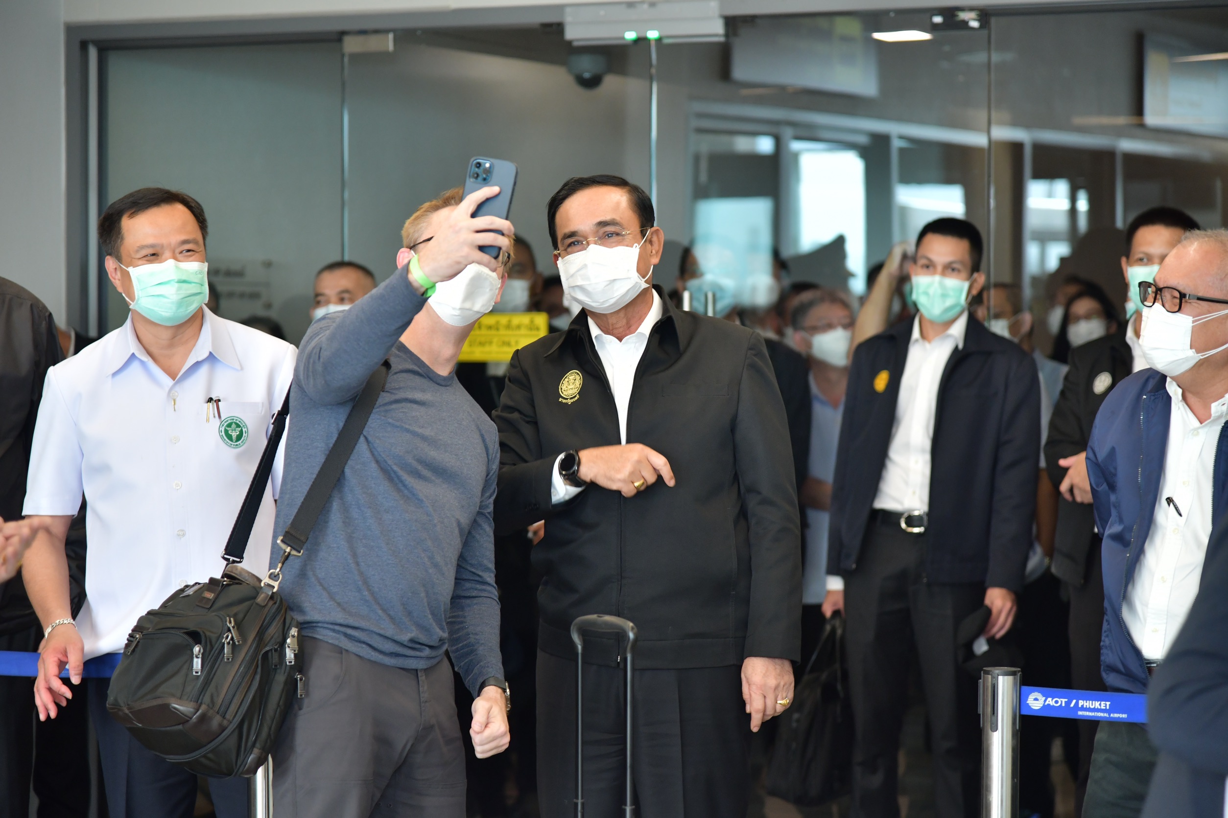 ชื่นมื่น “บิ๊กตู่” ต้อนรับนักท่องเที่ยวกลุ่มแรกในโครงการภูเก็ตแซนด์บ็อกซ์ พร้อมทักทาย “ welcome to Thailand”