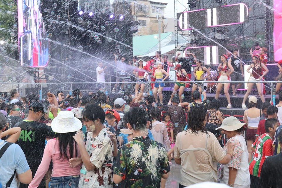 โคราชลุกเป็นไฟ! สงกรานต์ลานย่าโมเดือด นทท.นับพันเต้นกระจาย เวที K-BATTLE สุดมันส์