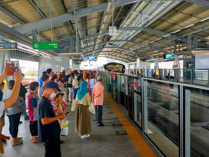  ปชช.ทดสอบเดินรถไฟฟ้าสายสีเหลืองวันแรกคึกคัก