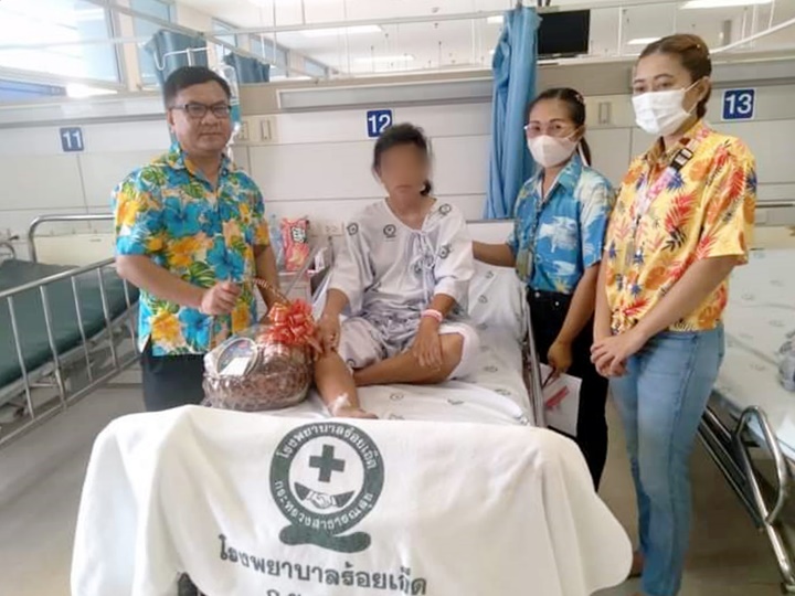 ธ.ก.ส.ร้อยเอ็ด ช่วยเหลือผู้ป่วยจิตเวชล้มทับกองหินอาการสาหัส 