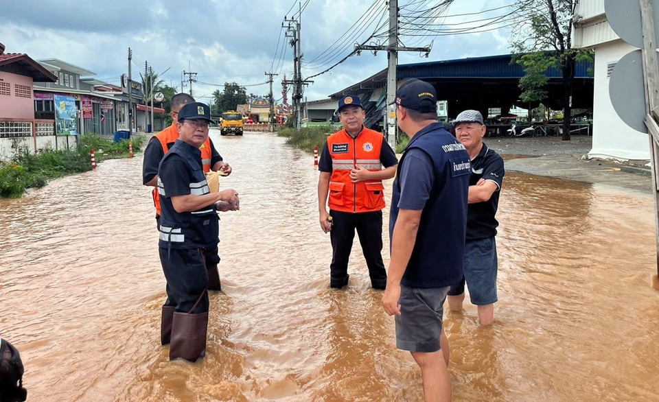 ปราณบุรีเร่งสำรวจ–เปิดทางระบายน้ำ หลังฝนถล่มหลายพื้นที่ น้ำท่วมขังสูง 30–35 ซม.