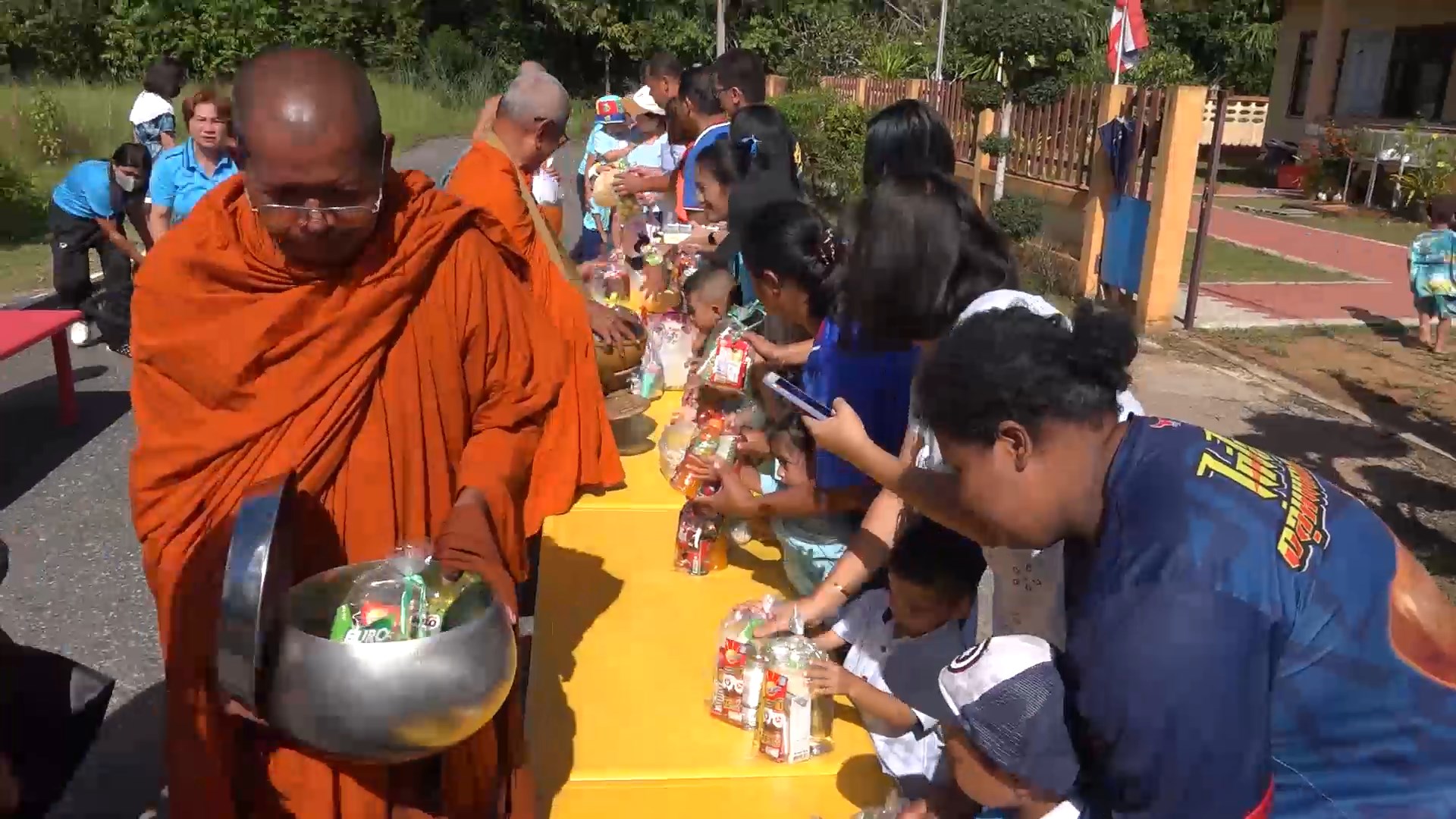 ศูนย์พัฒนาเด็กเล็กอบต.ท่าโพธิ์ จัดให้เด็กผู้ปกครองตักบาตรและปลูกต้นมะลิวันแม่แห่งชาติ 