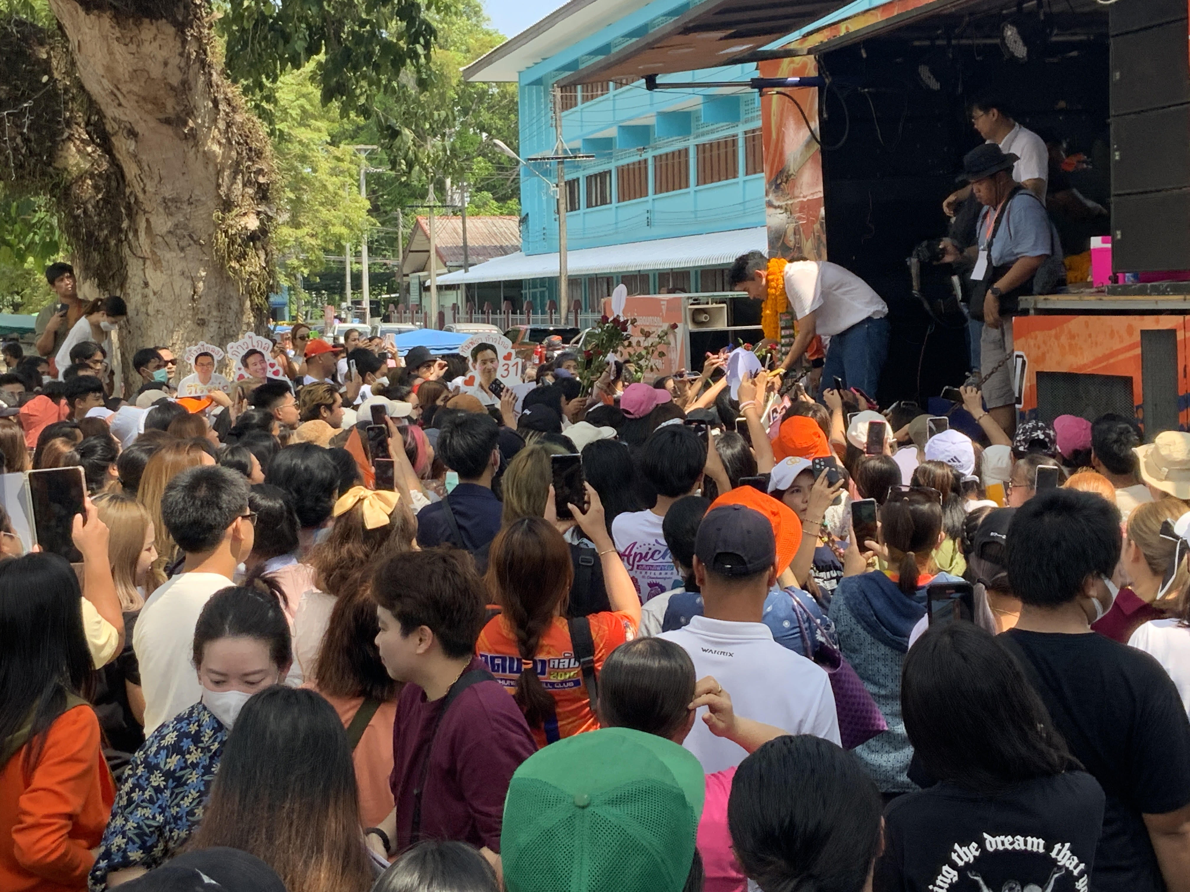 ชาวตราด! แห่ฟัง 'พิธา'ปราศรัย ประกาศลั่น พร้อมเป็นนายกฯ จับมือพรรคฝ่ายค้านตั้งรัฐบาล