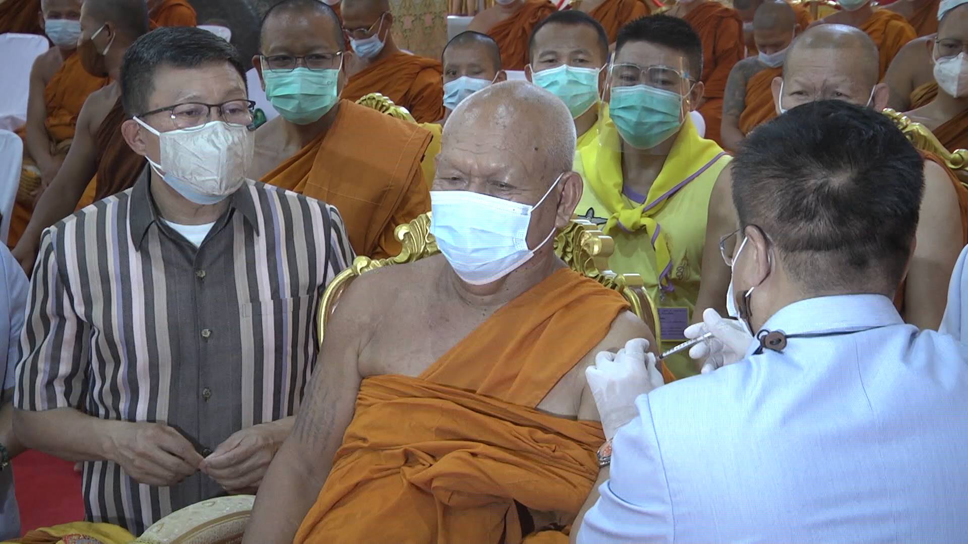 ผู้ว่าฯขอนแก่นนำแพทย์ใหญ่ฉีดวัคซีนถวายแด่พระภิกษุ-สามเณร  เฟสแรก 109 รูป 