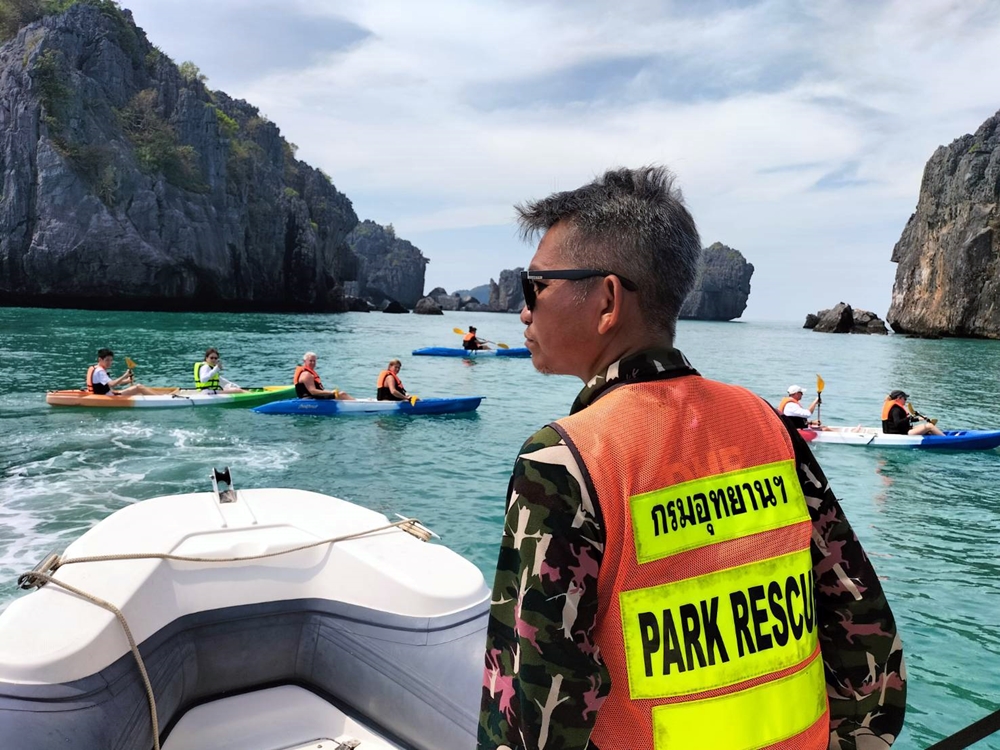 หน.อุทยานแห่งชาติหมู่เกาะอ่างทอง นำทีมจัดเก็บและคัดแยกขยะทะเล รองรับนักท่องเที่ยว