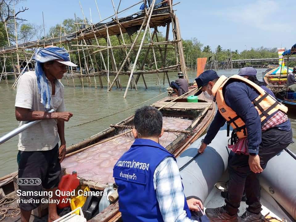 จับเรืออวนรุนผิดกฎหมายกลางทะเลหลังชาวบ้านร้องเรียนหนีไป 3 จับได้ 1  