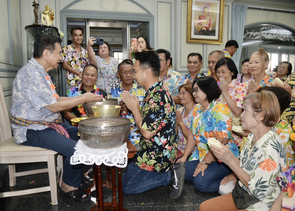 อบอุ่นทั้งชุมชน! “ชัชวาลล์ คงอุดม” จัดรดน้ำดำหัวสงกรานต์ 2569 คนร่วมอวยพรคึกคัก